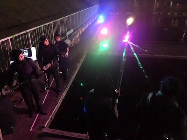 Dwarf えいがのおそ松さん みなさんはもうご覧になりましたか Tvシリーズに続き 映画のopムービーをドワーフが 制作させていただきました 演出はもちろん青松拓馬です まだの方は是非 劇場でご覧ください おそ松さん オープニング ライト