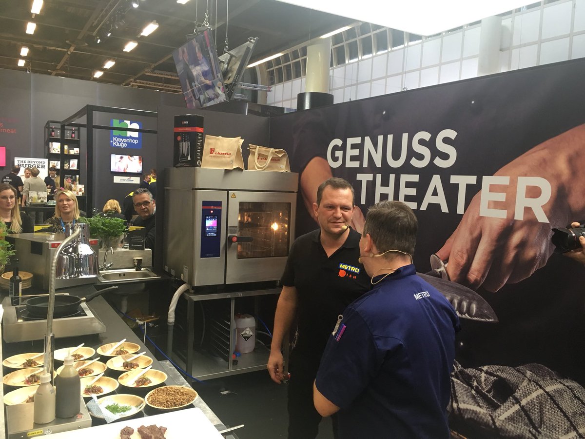 METRO_DE's tweet photo. Qualität, Service, Nachhaltigkeit & Genuss - Fokusthemen der METRO und natürlich auch bei Tim Raue im Restaurant. Wie er das umsetzt, erklärt er heute live im #Genusstheater am @METRO_DE Stand bei #INTERNORGA2019 /sta https://t.co/JrnpuxaJ32