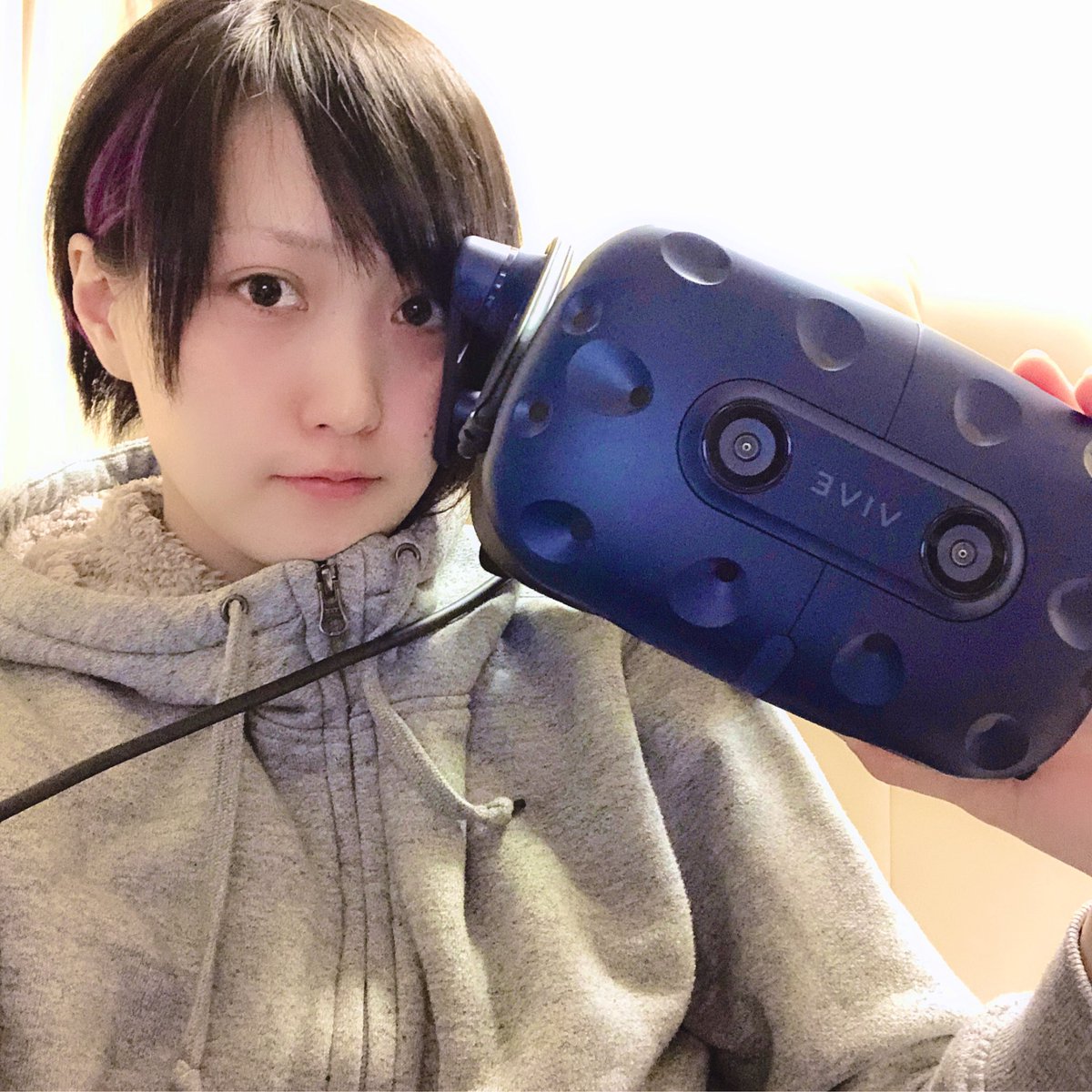 sekiguchiaimi's tweet image. 自宅の機材アップデート✨HTCVive→HTCViveProになりました！以前からイベントなどではProを使わせて頂いたりしていたのですが、やっぱり良い…！！美しい&amp;amp;配線がシンプルで気持ち良い…☺️✨ #VR #HTCVivepro