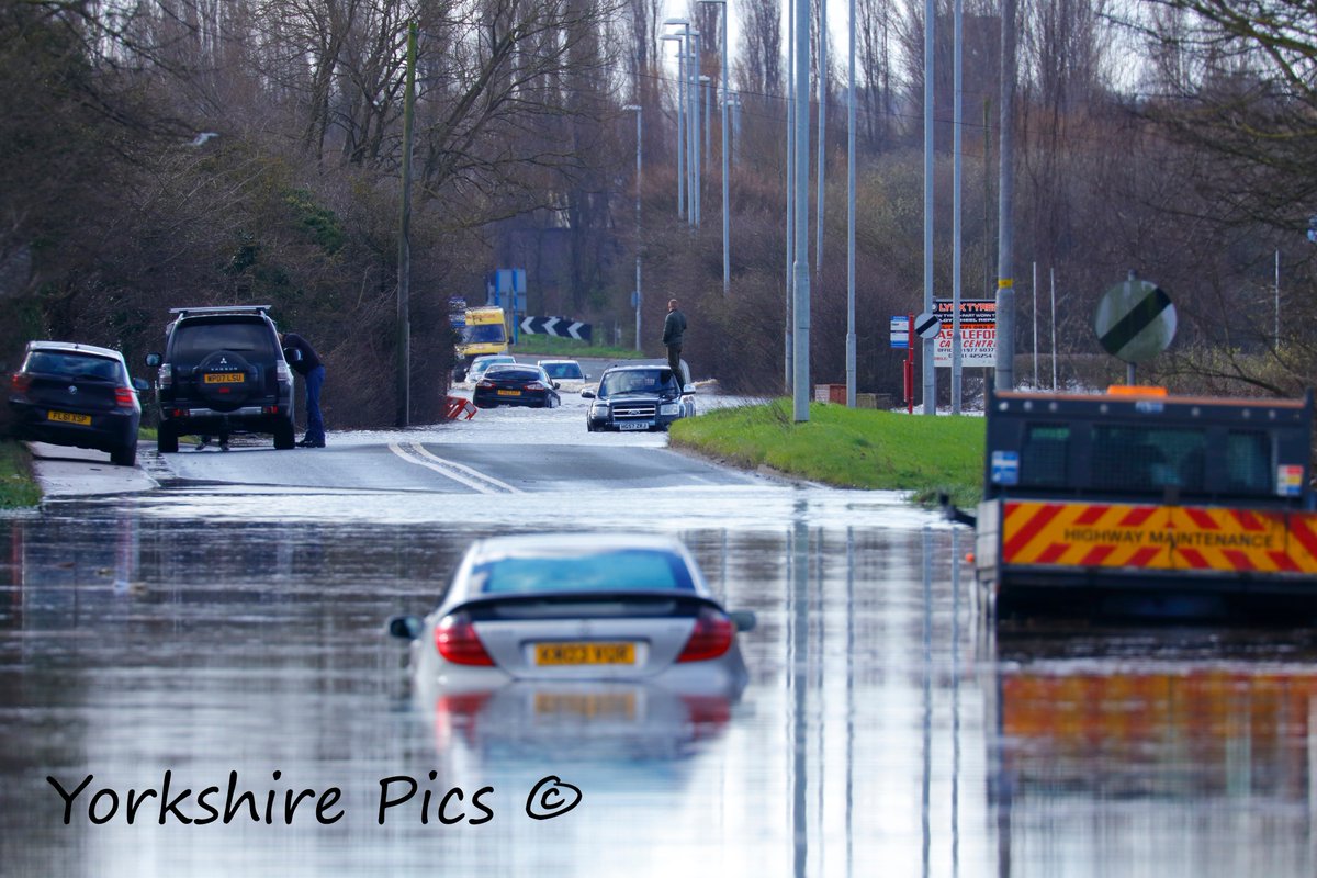 Yorkshire_Pics's tweet photo. They just keep on coming. #LockLane #BarnsdaleRoad #Castleford #Floods #Flooding #Stranded #StrandedVehicles #StrandedMotorists #Yorkshire https://t.co/sBnAv1rztO