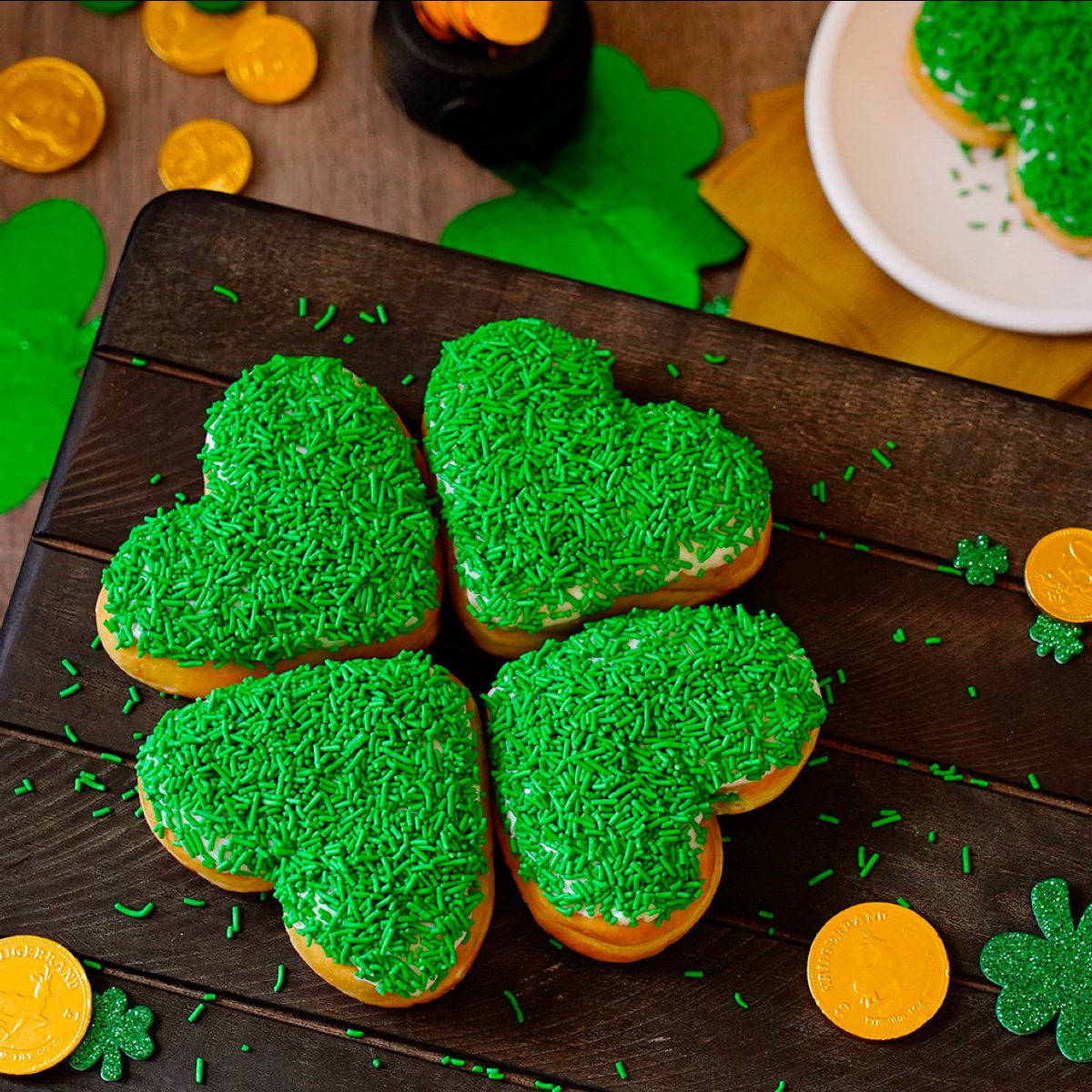 TimHortonsUS's tweet photo. Happy St. Patrick’s Day! We’re so lucky to have the best fans. Mention us using #TimHortonsUS in your Clover Donut pics! https://t.co/86hEjPKyeG