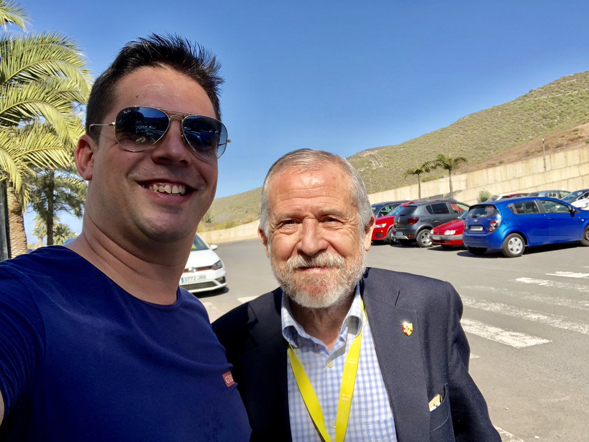 itielleon's tweet photo. Muchos recuerdos me llevo del #CIECH2019 pero de los más gratos, la cercanía, amabilidad, enseñanzas y energía de @morateruel que  además me pudo firmar su libro 📖 #neutroeducación 
De nuevo ¡GRACIAS! https://t.co/0mCUZoVrGS