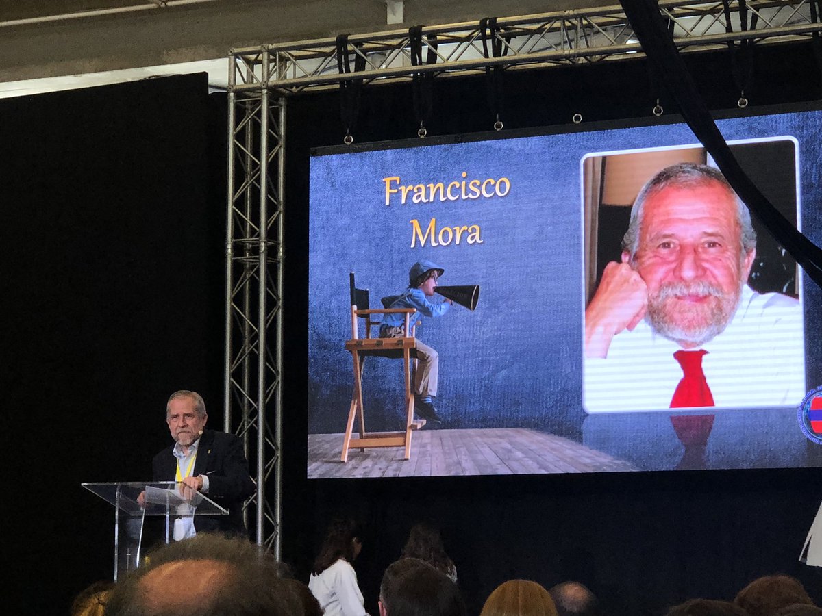 itielleon's tweet photo. Muchos recuerdos me llevo del #CIECH2019 pero de los más gratos, la cercanía, amabilidad, enseñanzas y energía de @morateruel que  además me pudo firmar su libro 📖 #neutroeducación 
De nuevo ¡GRACIAS! https://t.co/0mCUZoVrGS