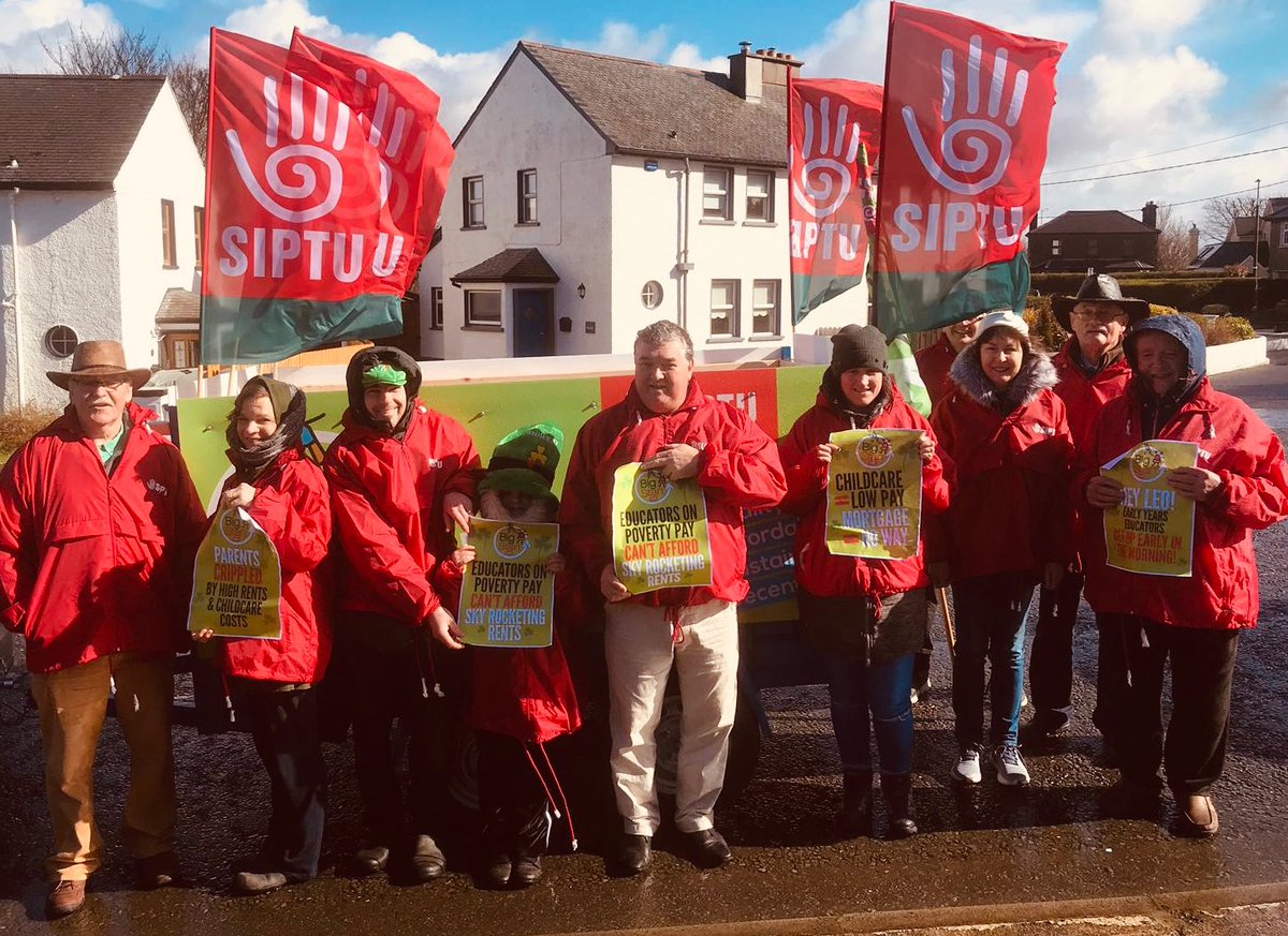 EarlyYearsUnion's tweet photo. It wouldn’t be St Patrick’s day without a little rain, but that didn’t dampen the spirits of @SIPTU and @BigStartIreland activists at the #Sligo parade #OurSIPTU https://t.co/uIxkLUrO6e