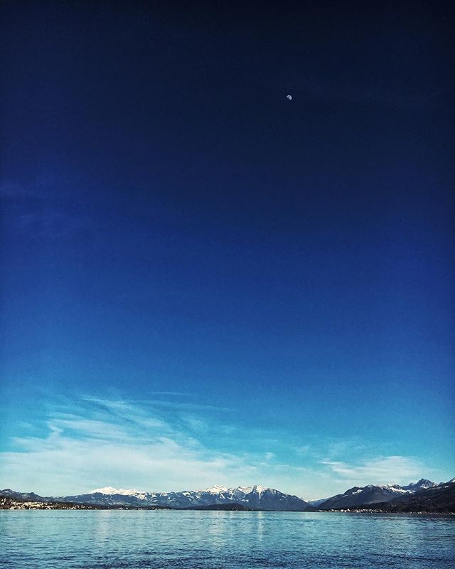 thenamescal's tweet photo. the moon. https://t.co/NuImX8TDA9 https://t.co/UfoVshuRDS