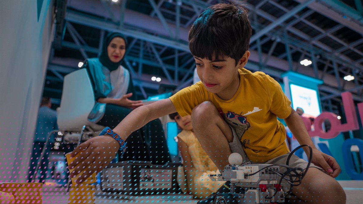 2040_om's tweet image. The robot is one of the most important elements of the 4th industrial revolution, and teaching children robotics curbs their creativity and helps them plan their future.💡💻
#Oman_2040
#Comex_2019