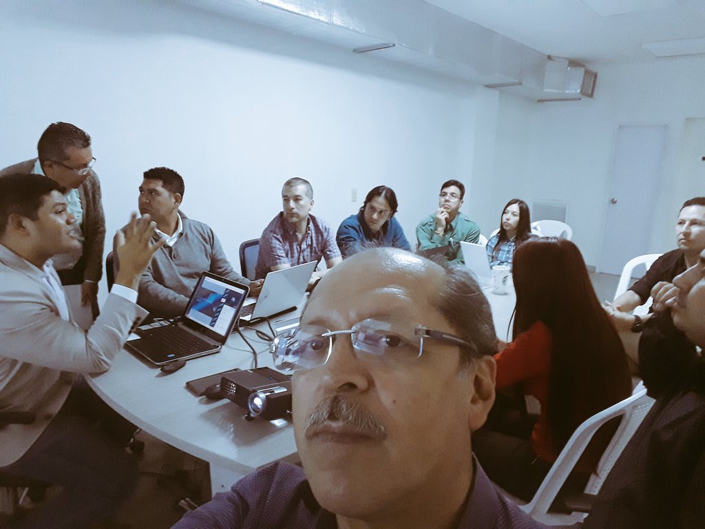 JORGEAPEREZH's tweet image. El conocimiento de #controlmiopia es fundamental para el optometra integral donde #OrtoK es solo una parte. Maravillosa tarde de trabajo en Medellín @ColombiaOrtok