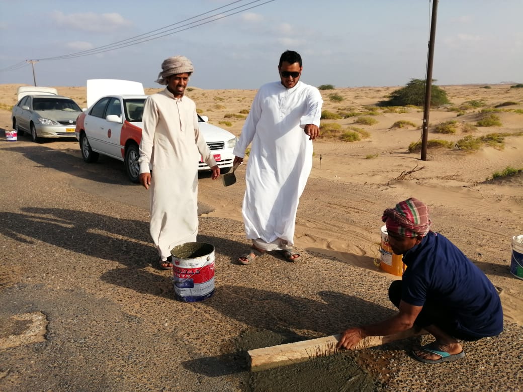 AL_SUWIH's tweet photo. في بادرة #إنسانية يُشكرون عليها قام مجموعة من شباب #قرية_السويح بردم بعض حُفر #طريق_الجوابي_السويح خوفاً من وقوع حادثة تتسبب في كارثة لا يُحمد عُقباها، كل الشكر لهم وجزاهم الله خير الجزاء

لمدة خمسة أعوام والحُفر غالباً تُردم عن طريق أهالي المناطق المتضررة

@alsharqyasouth
. https://t.co/FkdX7PN4uL