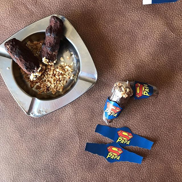 La festa del papà è dietro l’angolo ma questi sigari sono davvero veloci e facili da fare! 
Nelle storie trovi il link per scaricare GRATIS  le fascette per avvolgere i super SIGARI di cioccolato per il tuo SUPER-PAPÀ’, puoi anche scegliere di prepararli… ift.tt/2O8SmSC
