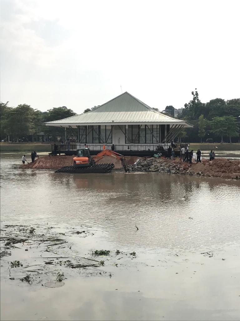 DWickramasinghe's tweet photo. This is how @pcranawaka is destroying the beauty of #Colombo. Ideal match for the @officialunp idiots... #LKA #Srilankanpolitics #2019Prespoll https://t.co/He108BoeMD