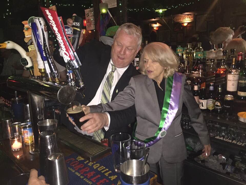 ebottcher's tweet image. 3 years ago today, Lavender &amp;amp; Green was permitted march in the St. Patrick’s Day Parade for the first time. Later that day, I captured this special moment at the pub, when Edie Windsor went behind the bar and poured a pint. The place went wild! #witnesstohistory