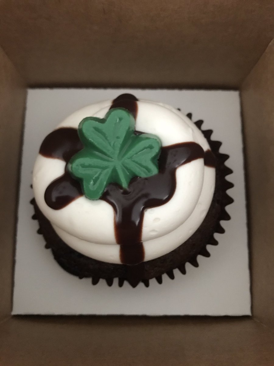 BrightRelish's tweet image. We will be at @LonePint @ 2pm

Come get you a #Chicagostyle #Hotdog, #Polish, #ItalianBeef, #Pizzapuff 

Or one these these 😋 
#IrishCarBomb cupcake 

Guinness chocolate cupcake filled w/ Jameson cream &amp;amp; Topped with Irish cream sweet cream