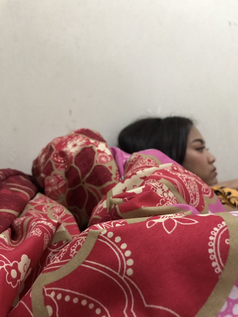Udah smpe rumah? Aku udah sampe nih, tp kok ada siska ya? Oalah sampenya memang di kos siska 😑😑😑