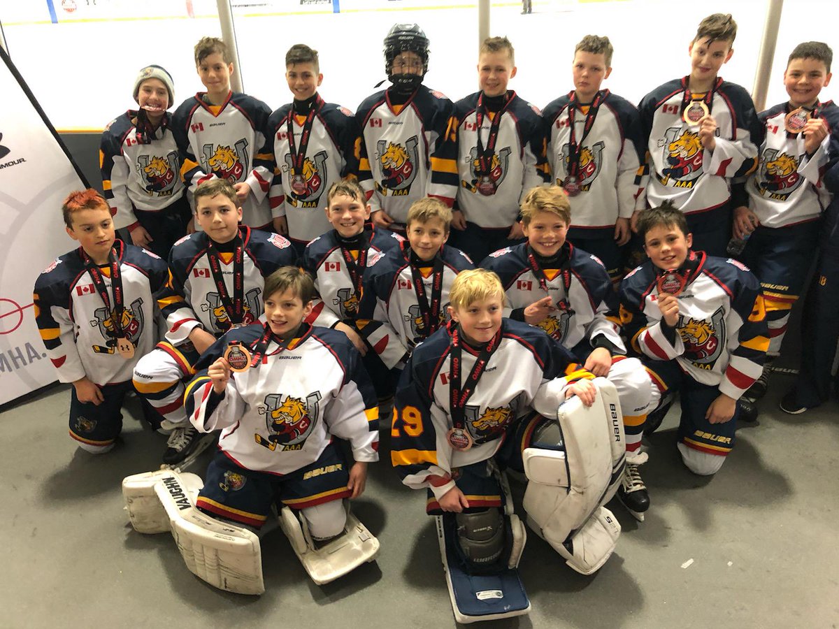 Barrie360's tweet photo. Barrie wins! Captures Bronze medal at OMHA Atom AAA Championship with 3-1 victory over Peterborough; Barrie beat Peterborough for Gold last year.
#Barrie #AtomAAA @BMHAColts @HometownHockey https://t.co/DdvvHfez0x