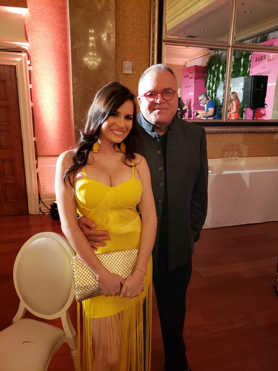 michelleposadam's tweet image. Encantada de compartir con las #25Poderosas de @peopleenespanol  @ArmandoCorrea