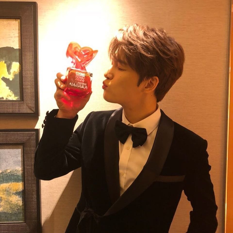YuuJae5959's tweet photo. Me siento super orgullosa de ti @bornfreeonekiss naciste para esto y ahora todos saben lo talentoso que eres 😍
#ジェジュン
#Jaejoong
#AFA13NextGenerationAward
#CosmoBeautyAwards
#GDA2017
🏆🏆🏆🏆🏆🏆🏆🏆🏆🏆🏆🏆🏆👑👑👑👑👑
A las que no les guste su brillo, use lentes 😉 https://t.co/q8HO8S3q32