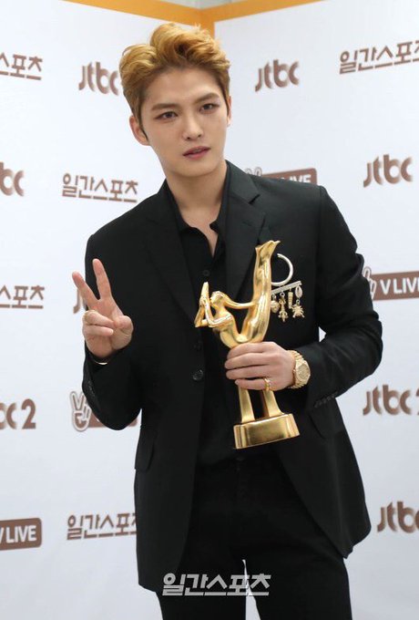 YuuJae5959's tweet photo. Me siento super orgullosa de ti @bornfreeonekiss naciste para esto y ahora todos saben lo talentoso que eres 😍
#ジェジュン
#Jaejoong
#AFA13NextGenerationAward
#CosmoBeautyAwards
#GDA2017
🏆🏆🏆🏆🏆🏆🏆🏆🏆🏆🏆🏆🏆👑👑👑👑👑
A las que no les guste su brillo, use lentes 😉 https://t.co/q8HO8S3q32