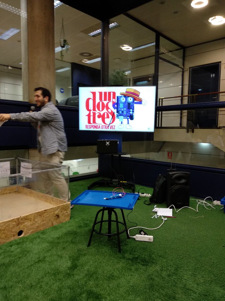 de_propios's tweet image. Dios.. qué bueno.
No nos daba tiempo a hacerle fotos.
Hace que no me reía tanto..
Lastima que mi compañero de juego y yo no nos pudiéramos comunicar mejor, hubiéramos ganado ¿VERDAD
@DEFrobotics ?
JAJAJAJAJA #ArduinoDayZgz