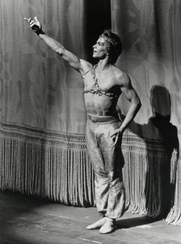 sarazuccari's tweet photo. Oggi Rudolf Nureyev “Il tartaro volante” avrebbe compiuto 81 anni. Nato il 17 Marzo 1938, è considerato il più grande ballerino di tutti i tempi. Rivoluzionò il ruolo maschile nella danza e divenne una vera e propria icona. @_rudolfnureyev @RudolfNureyev #rudolfnureyev https://t.co/GPSJ5LRBwd