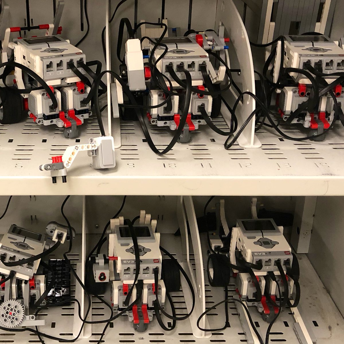 MrJonathanPratt's tweet image. These bots look well rested from their #MarchBreak and are ready to keep training for #RCDSBTechX. Only one month to go until the big competition—Wednesday, April 17th! TechX.RCDSB.on.ca