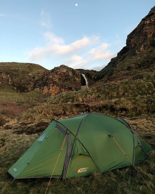HikersBlog's tweet image. @vango_outdoor Nemesis 200, waterfall and moon overhead. Idyllic. Stormy night on the coast, will enjoy the shelter of the tent later ift.tt/2FbpmFS
