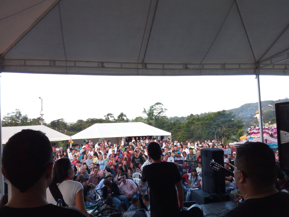 parrandaflow's tweet photo. Felices nosotros de compartir en tarima con ustedes.

#Público #Música #Medellín #Antioquia #Colombia #México 

https://t.co/79PwXwGJtL https://t.co/hyQbQjNeSg