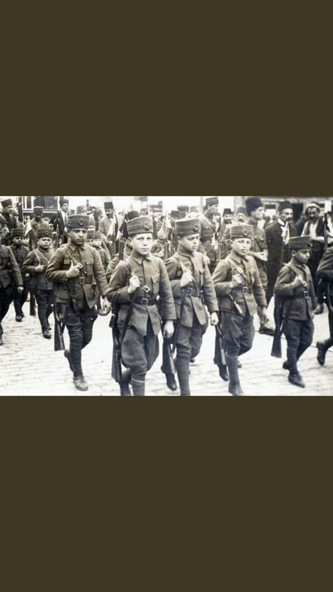 İngiliz subay şöyle diyordu;
"Ölü askerleri vardı 14, 15, 16 yaşlarında ve inan ki gülüyorlardı. 
İlk kez kaybedeceğimizi o gün hissettik" 
Yürekleri kendilerinden büyük 15'lik kahramanlar.
#ÇanakkaleGeçilmez