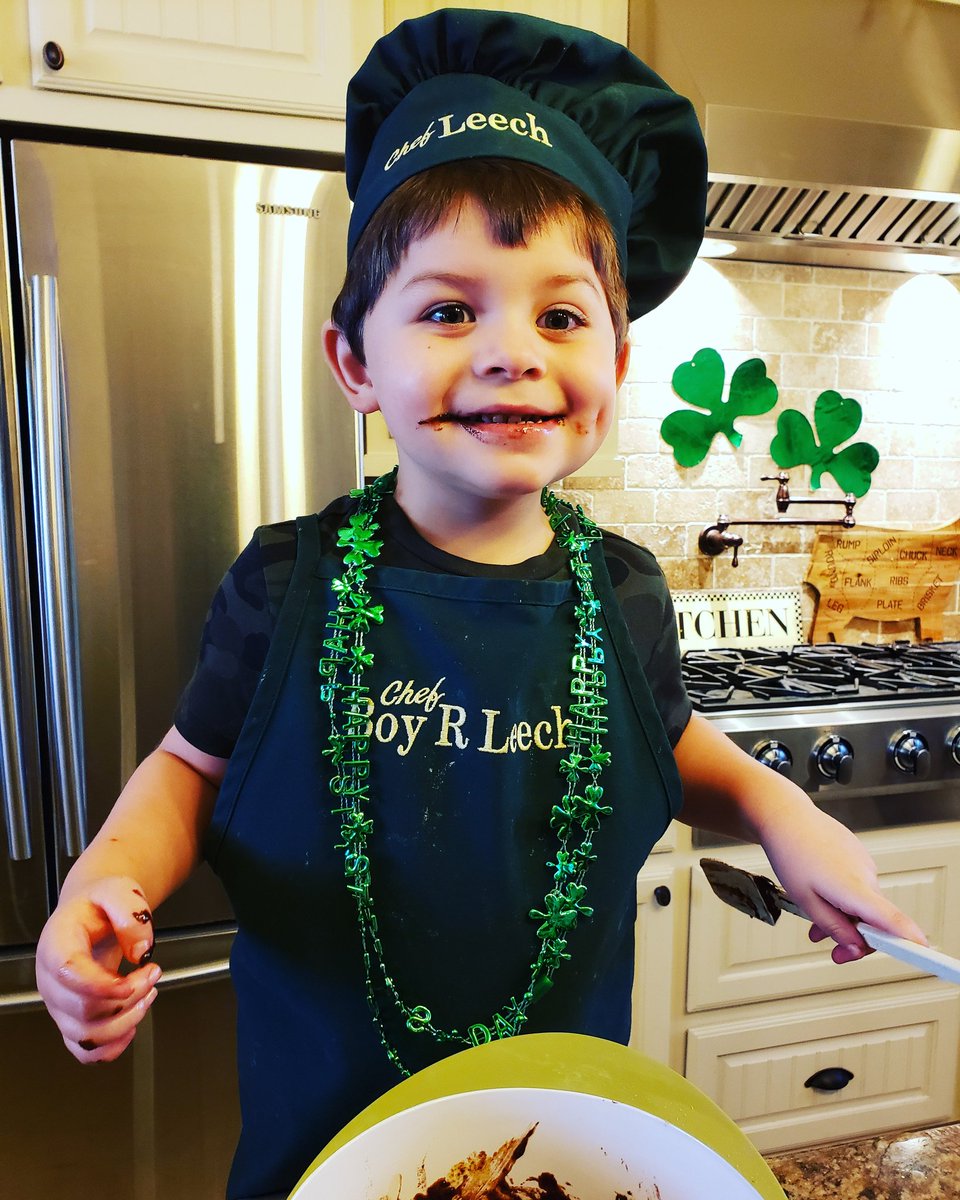 LadyBugM7's tweet photo. Happy St Patrick's day from ☘🍀Chef Boy R Leech ☘🍀#ChefboyRleech #kidchef #goodeats https://t.co/tfW6oKvsuk