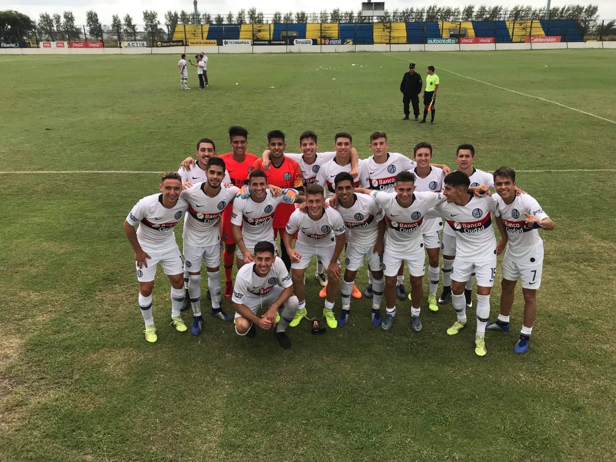 NahuelManzo's tweet photo. Desde Boedo salió el nuevo campeón! Orgulloso de formar parte de este plantel y del título que se ganó de punta a punta! 🔷♦️🔷🏆🥇
#VamosCiclon
#VamosVamosLosPibes
#Reserva2019 https://t.co/7pSjPSemak