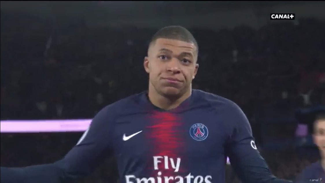 PSGsociety's tweet photo. La célébration de Kylian Mbappé après son ouverture du score ! #PSG #PSGOM 🤷‍♂️ https://t.co/DpzmgzP4Rm