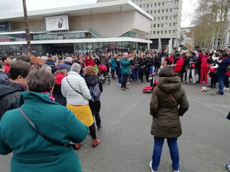 SRBzh's tweet photo. Merci à tous ceux qui ont répondu présent malgré le temps capricieux! Nous étions 150!✊
Ce n’est qu’un début, continuons d’informer et mobiliser autour de nous!
RDV le #19mars pour la manif fonction publique+AG et le #30mars manif avec les parents! #stylosrouges #SR17mars https://t.co/44kFI6Dwhy