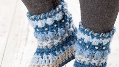 Annies_Crafts's tweet photo. These Ski Boots are so cozy! Start crocheting a pair for yourself today: https://t.co/zAYs0MN07q. #anniescatalog #crochet #skiboots #cozy #happyfeet https://t.co/457pf1AHEv