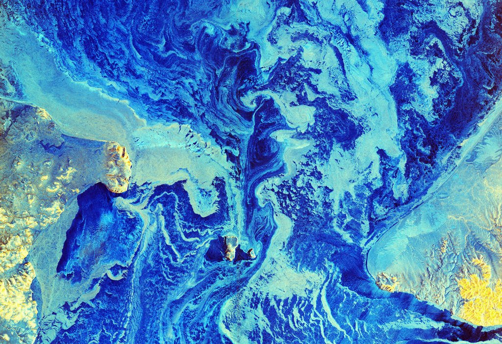 ESA_EO's tweet image. #ICYMI this week we flew over an almost ice-free Bering Strait, the Great Lakes and followed the #CIMR concept mission team to #Svalbard. 
esa.int/Our_Activities…