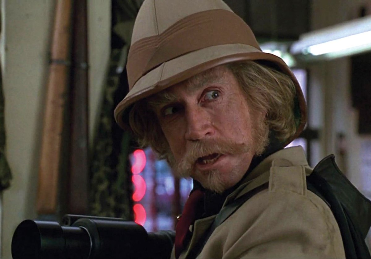 HacheDoblaje's tweet photo. ¿Cuándo os distéis cuenta de que el padre de Alan Parrish y el cazador de "Jumanji" eran el mismo actor? 🙊 Jonathan Hyde (a quién también hemos visto en "Titanic" y en "La momia") interpreta este doble papel simbolizando el miedo de Alan a enfrentarse a su padre. ¡Abro hilo! https://t.co/XoNRtwCqZf