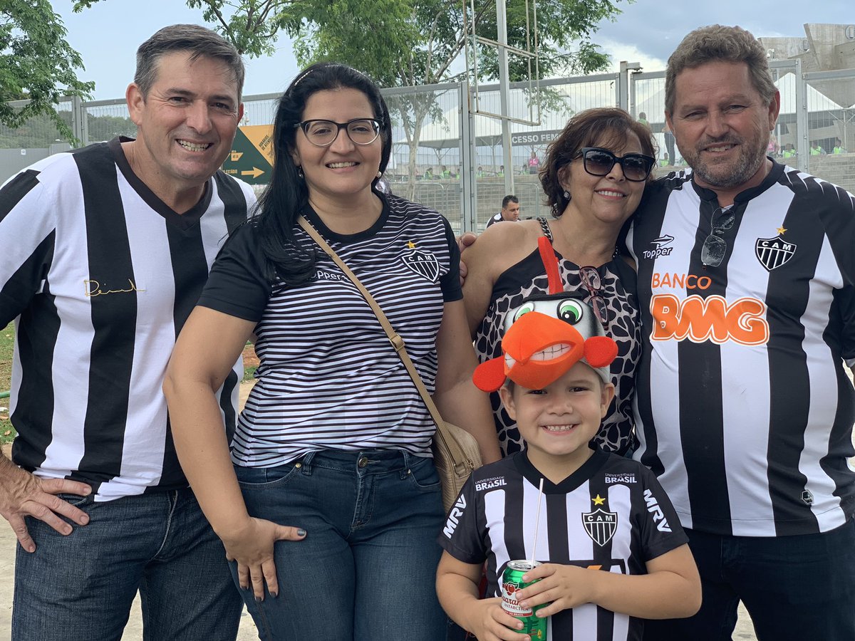⚽️ Ê, <a href="/Mineirao/">Estádio Mineirão</a>, olha aí que espetáculo cê tá recebendo hoje. Famílias completas para o jogo entre <a href="/Atletico/">Atlético</a> x <a href="/AmericaMG/">Lily</a> 
E, claro, #ItatiaiaNãoPerdeClássico