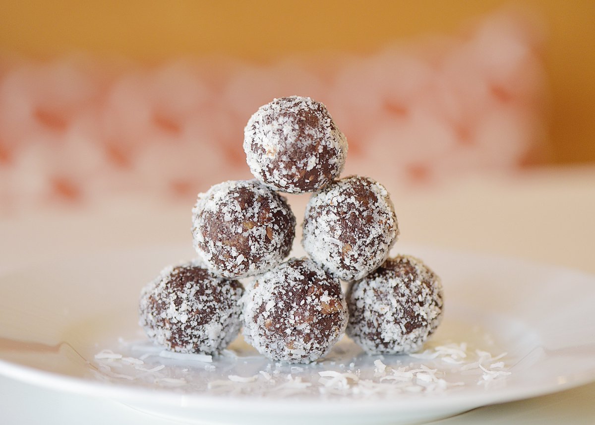 Energy bites: the perfect on the go snack to keep you going. Made with raw cacao powder, almonds, walnuts, dates, flaxseeds, sea salt, vanilla, maple syrup &amp; coconut shreds.