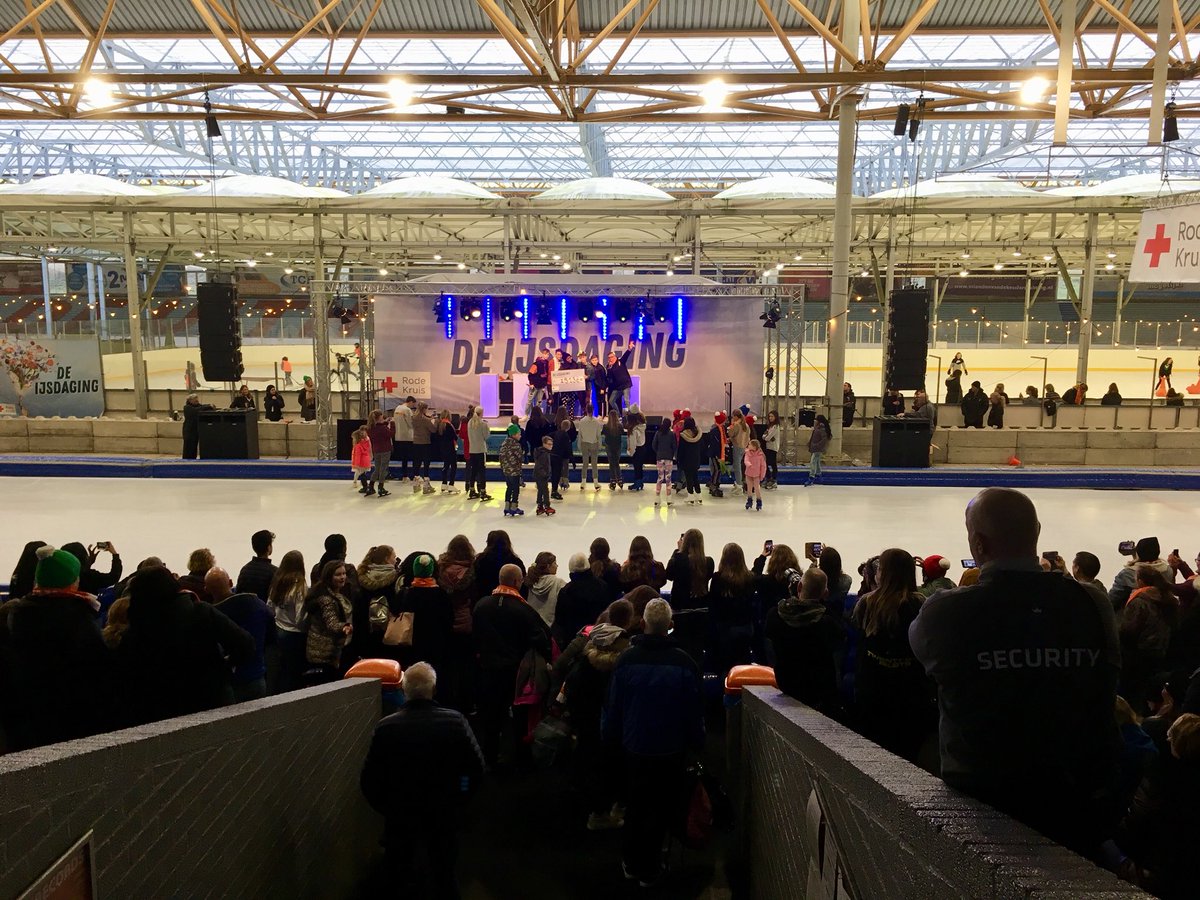 eventjes's tweet photo. Wat een leuke dag was het! De kinderen (en ik) hebben de hele dag geschaatst en daarmee geld opgehaald voor het @RodeKruis, en ondertussen genoten ze van maar liefst 3 optredens van #Fource. 

En wat koop je dan van je zakgeld? Een kussen van de jongens natuurlijk. 😍
#IJsdaging https://t.co/m2X2Wbj7Ck