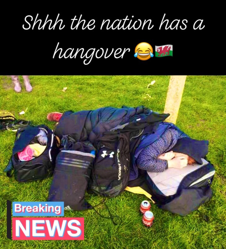 laurenholloway9's tweet photo. I think this is definitely rugby mum dedication, although I don’t think she seen much of the game 😂🏴󠁧󠁢󠁷󠁬󠁳󠁿👀 https://t.co/4YOab9nQMx