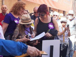 lesbeatrius's tweet photo. Intens treball 👏👏de les membres del jurat feminista 💜puntuant cada falla de la Secció Especial sobre els 13 indicadors del test #BechdelFaller per unes #FallesFeministes 8 hores de recorregut a peu 🚶♀️ i en transport públic 🚌. https://t.co/B0TMORtVSQ