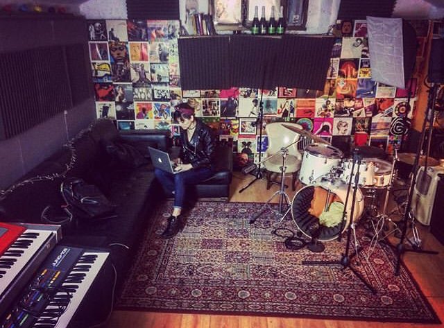 solescobarmusic's tweet photo. En New Bread, con new bread coming up!! En poco vídeo de “Pájaro Negro” y “Disparo” en vivo por los grandes: #federimini @martinlaportilla #casparstcharles #peppobariffi e invitado sorpresa ... gracias!! 🙌🏽 #newbreadstudios #solescobar #envivocomingup #bandacompleta https://t.co/pdOEaI6CKw