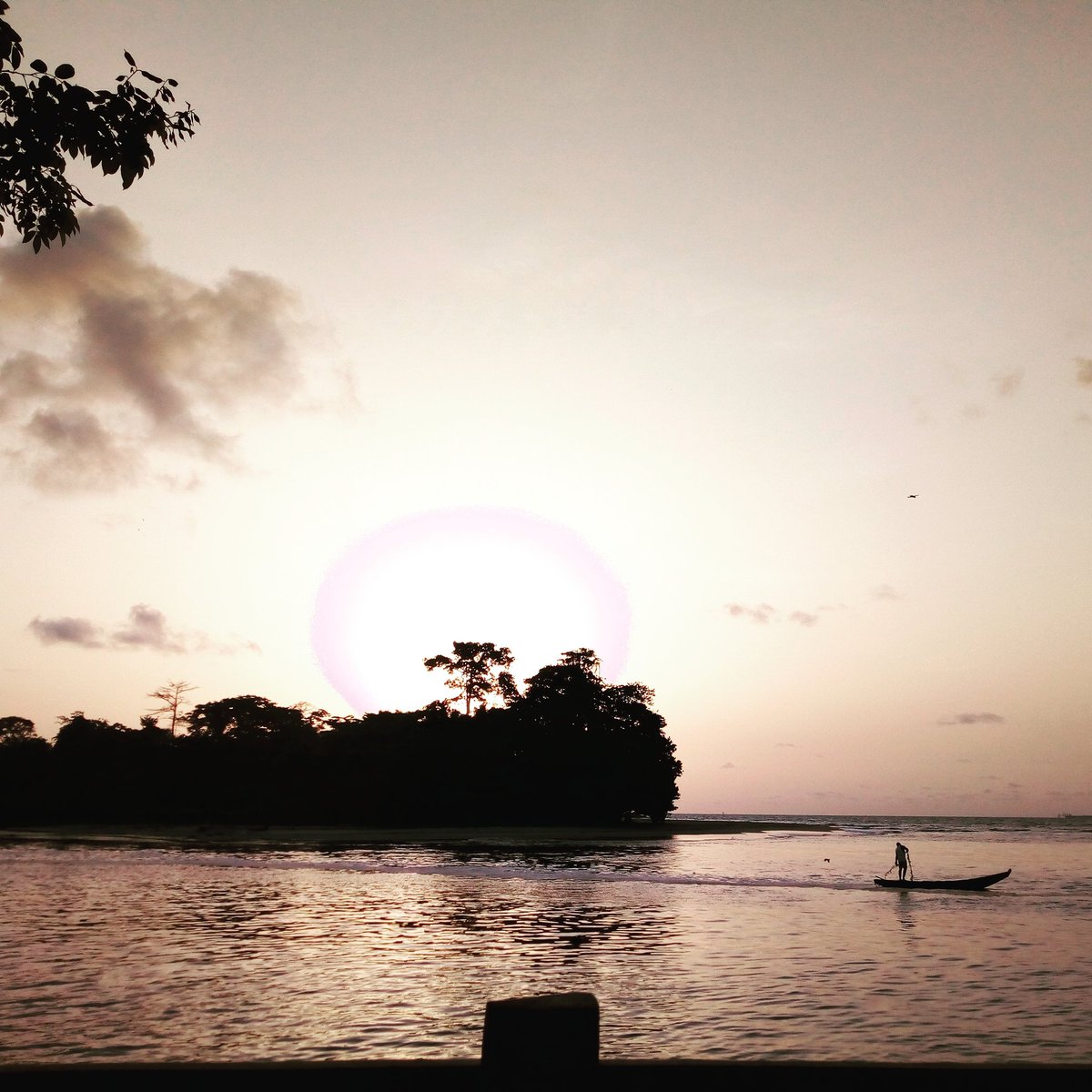 Alex_Tchuileu's tweet photo. Quand tu as envie de renoncer à essayer et a avancer, souviens-toi qu'il y a des tonnes de merveilles. Le coucher de soleil a ce truc. Ce rien qui te rebooste.. #ShowMeYourSunset #TweetA2Balles #RememberHolidays https://t.co/BPiv9btYwg