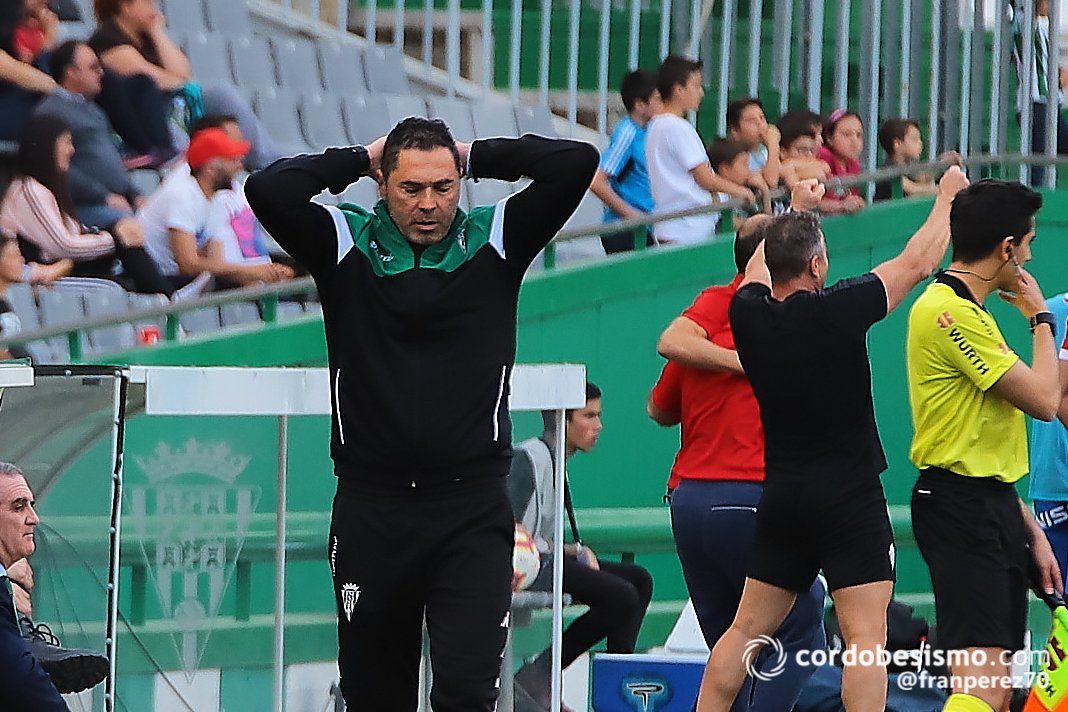 CordobesismoCom's tweet photo. Rafa Navarro: ''Si alguno lo ve imposible que levante la mano y se baje'' | https://t.co/hmuNcQH1Ja | #CCFSporting https://t.co/AtkDNQ5kcA