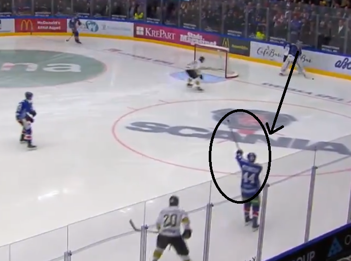 sportchiefen's tweet photo. Varför får Rifalk hela skulden för målet?

Zajac skjuter utanför som gör att pucken hamnar i egen zon, sen signalerar han till Rifalk vart han ska lägga pucken....
#twittpuck https://t.co/sDwmKWN03W