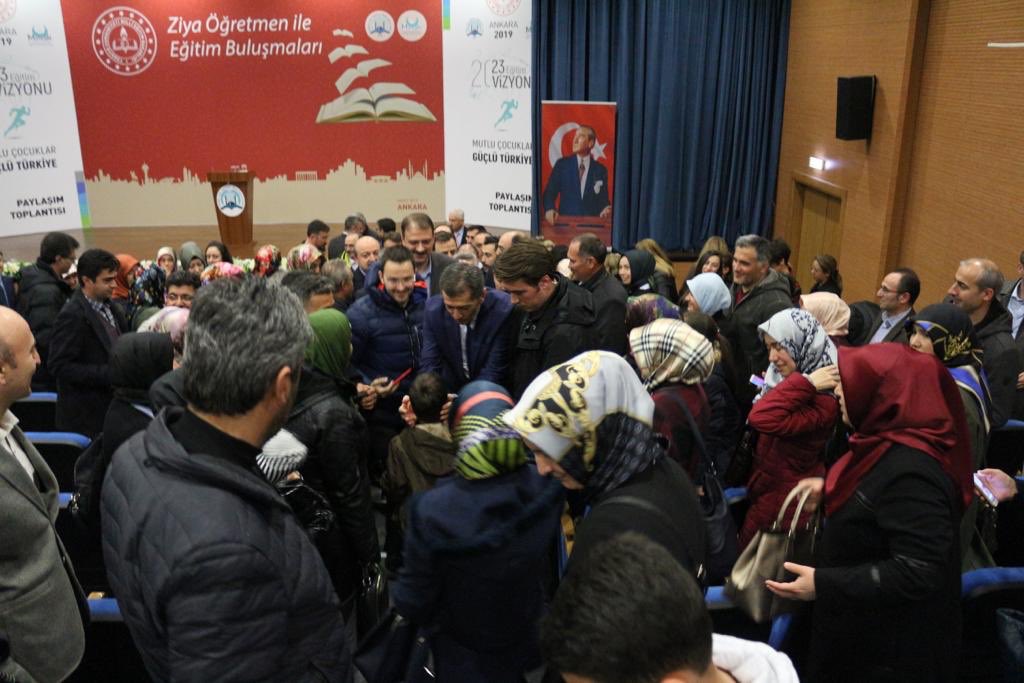 mihvak's tweet photo. Vakıf Başkanımız @sinanaksu selamlama konuşmalarını gerçekleştirdi. 
MEB Bakanımızın sunumundan sonra kendilerine okulumuzu tanıtıp, hediye takdiminde bulunduk. https://t.co/bHGF7eN7q7