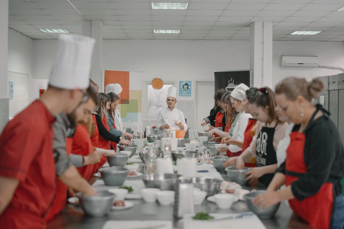 coolinari_mk's tweet photo. ⏩Team building activity ⏪"Часови за готвење Слоуфуд" #италијанскахрана #пица 🍕  #пастрмајлија #тирамису 🍧 #italianfood #pizza  #pastrmajlija #tiramisu #куледасикулинар #кулимаримк #арномк #cooledasicoolinar 👨‍🍳👩‍🍳👋 https://t.co/yIKCCtj0PR