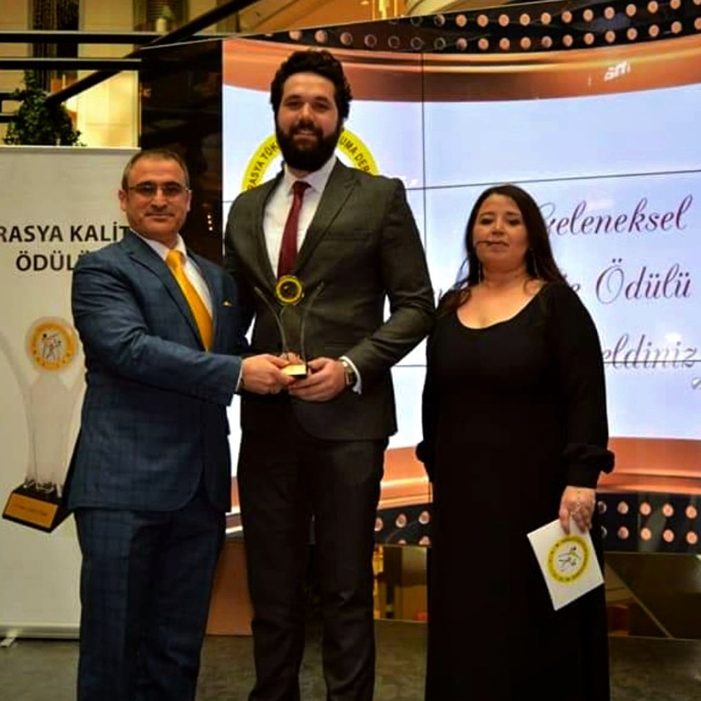 Bu yıl 8. si düzenlenen Avrasya Kalite Ödülleri'nde şahsıma verilen "Yılın En İyi Çıkış Yapan Erkek Oyuncusu" ödülü için ve "Yılın En İyi Dizisi" Diriliş Ertuğrul'u seçtikleri için teşekkür ederim.
#diriliş #ertuğrul #dirilişertuğrul #baturalp #dizi #set #trt1