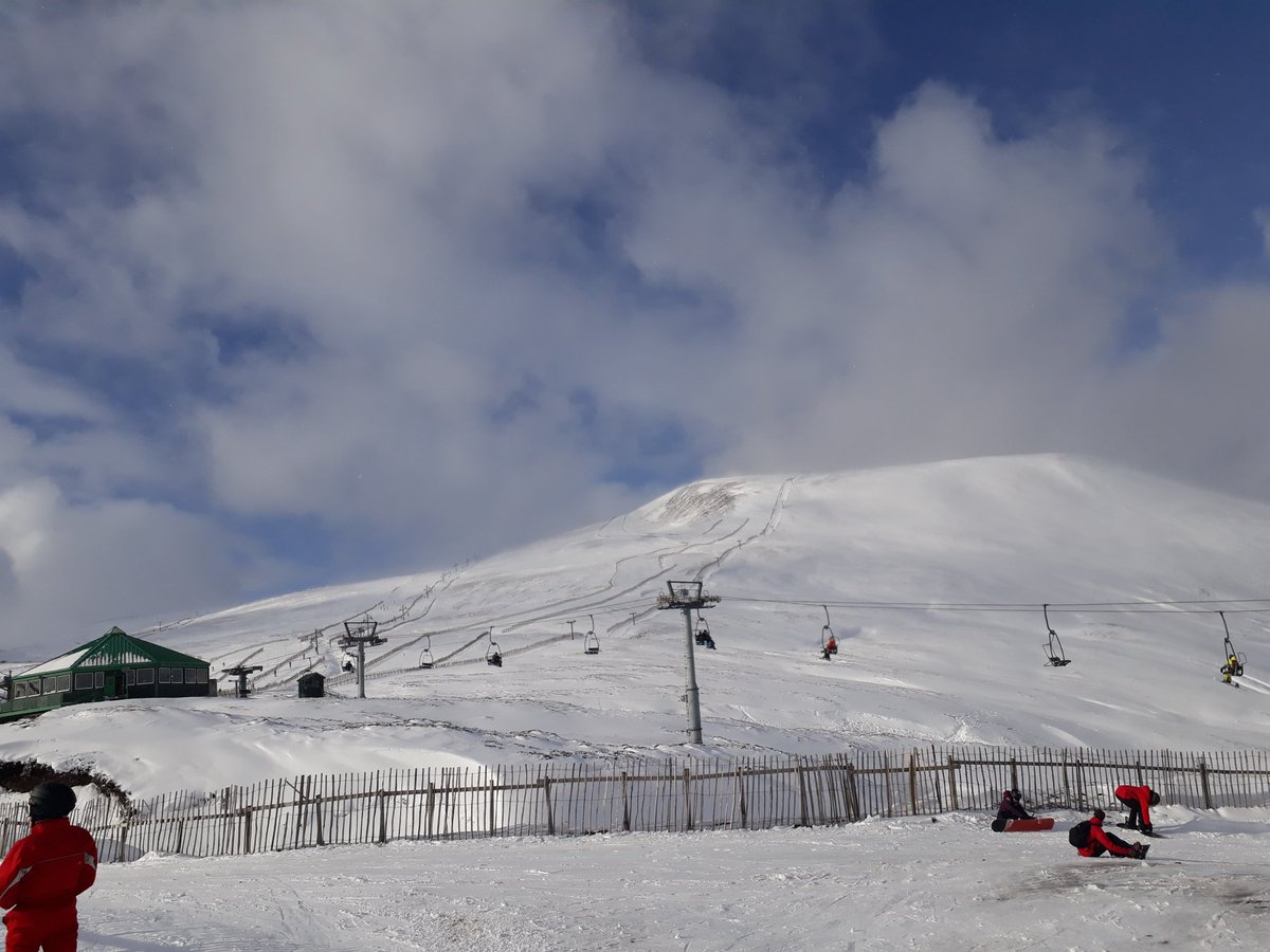 Martha_Caddell's tweet image. Blizzards, blue skies and surprisingly good skiing. #WeekendsMatter #TimeOut