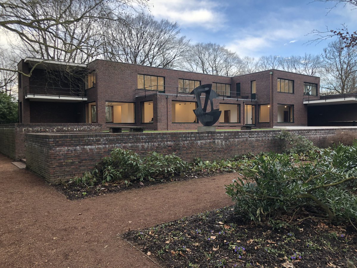 vocoder0002's tweet image. #Bauhaus in #Krefeld ... unbedingt die frisch renovierten #Häuser #Esters und #Lange besichtigen. #MiesvanderRohe hat hier seine Spuren hinterlassen. Top!
