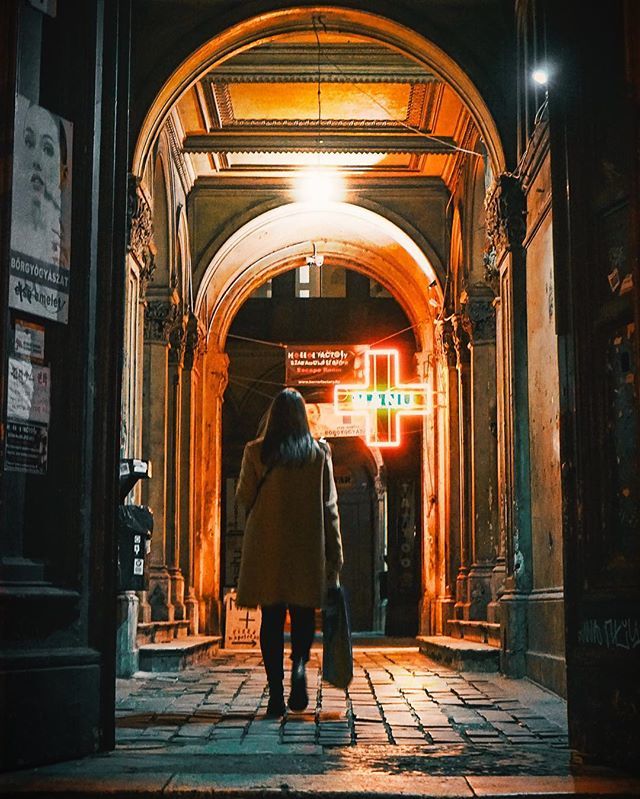 MANU 💡
#budapest #hungary #pest #igerseu #igershungary #igersbudapest #igersvienna #igersviennaontour #nightshot #longexposure #agameoftones #lowlightleague #moodygrams #artsofvisuals #sonyalpha #sonyalpha7 #nightwalk #passage #door #entrane #oldhous… ift.tt/2TJdmpf