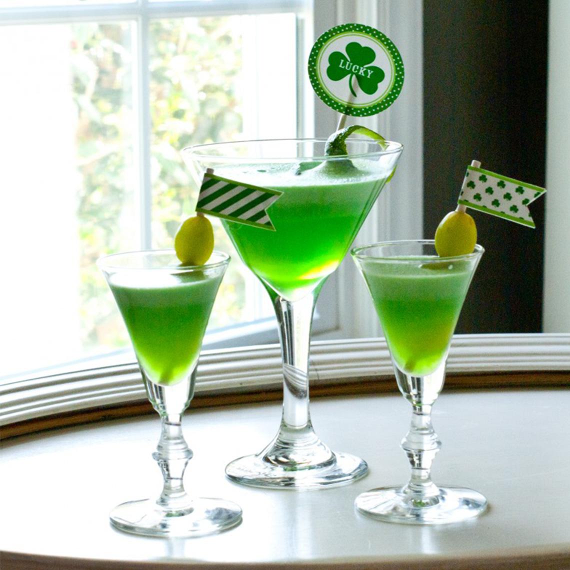 Happy #StPatricksDay ☘ ☘ Not celebrating at the pub? Check out this delicious St. Patrick-Tini non-alcoholic drink from <a href="/ModernMom/">#ModernMom</a>  and other non-alcoholic treats and delights: bit.ly/2TdQKrw